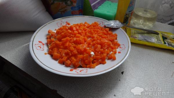 На верх морковь и яйца смазать майонезом.