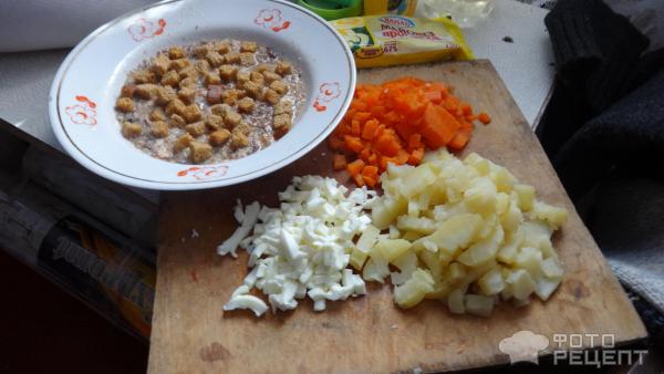 Сардины мнем вилкой, картошку, морковь, яйца режем кубиками.