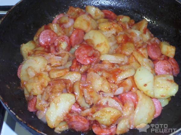 Жаренный картофель с луком и сосисками в томатном соусе фото