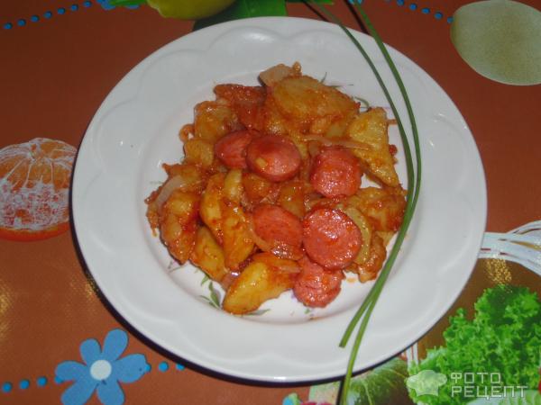 Жаренный картофель с луком и сосисками в томатном соусе фото