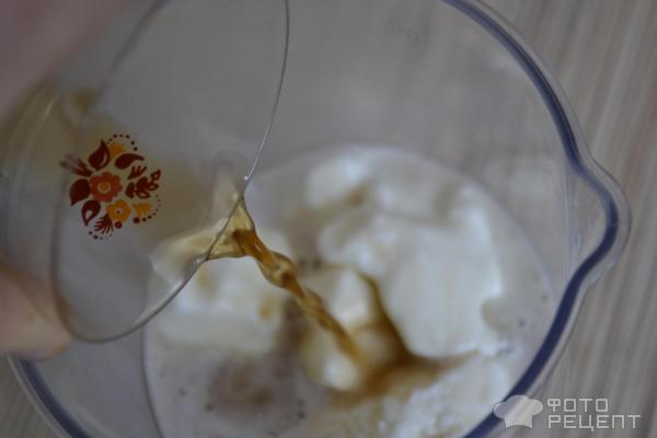 Молочные коктейли: кофейный и творожно-ягодный фото