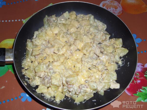 Горячая сковородка из картофеля и куриной грудки с грибами и сыром фото