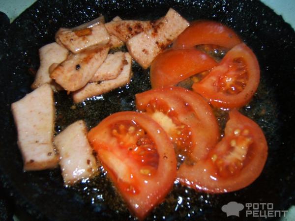 Глазунья с колбаской и помидорами фото