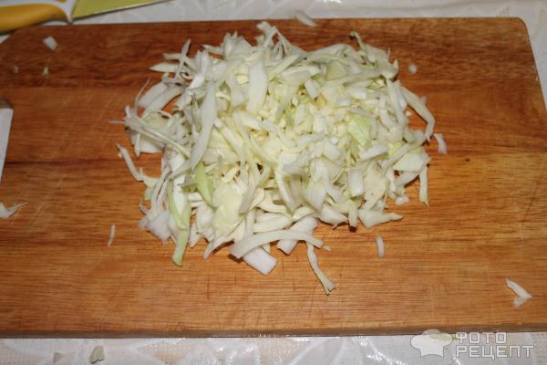 Салат с сырыми овощами, колбасой и жареной картошкой фото