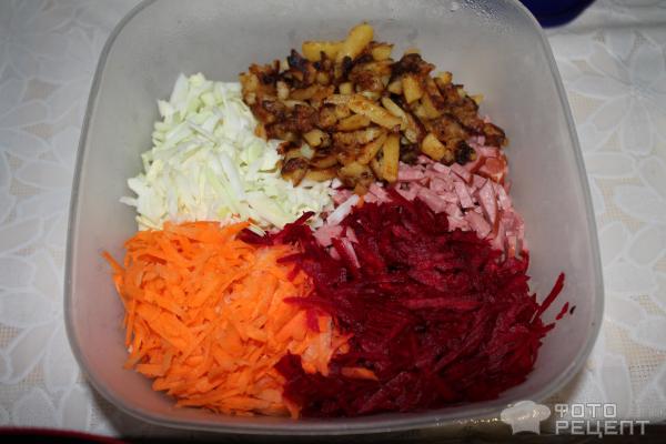 Салат с сырыми овощами, колбасой и жареной картошкой фото