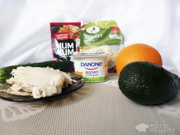 Пикантный салат с авокадо, курицей и апельсином под под соусом из йогурта и чим-чим фото