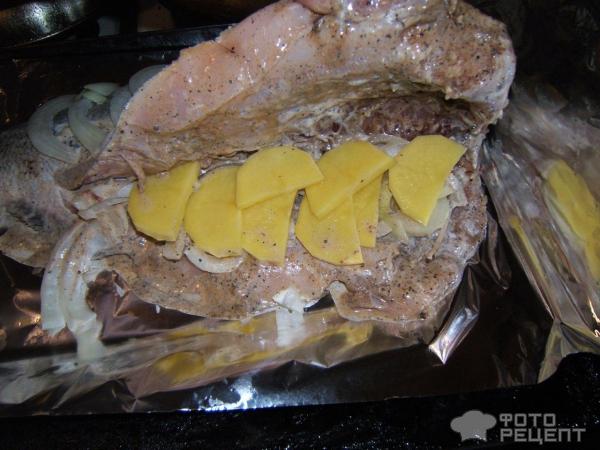 Толстолобик запеченный с луком и картофелем фото