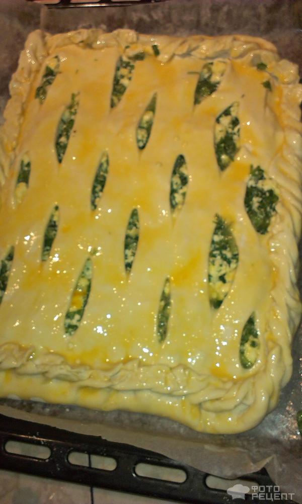 Пирог из слоеного теста с имеретинским сыром и зеленью фото
