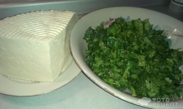 Пирог из слоеного теста с имеретинским сыром и зеленью фото