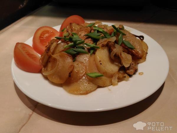 Картофель со свининой и маринованным луком