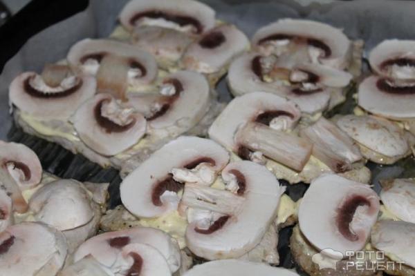 как приготовить Свинину с грибами, помидорами и сыром в духовке простой рецепт