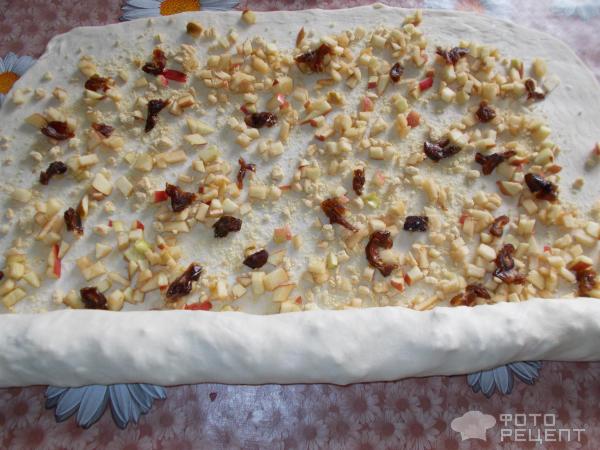 Рулет с яблоками фото