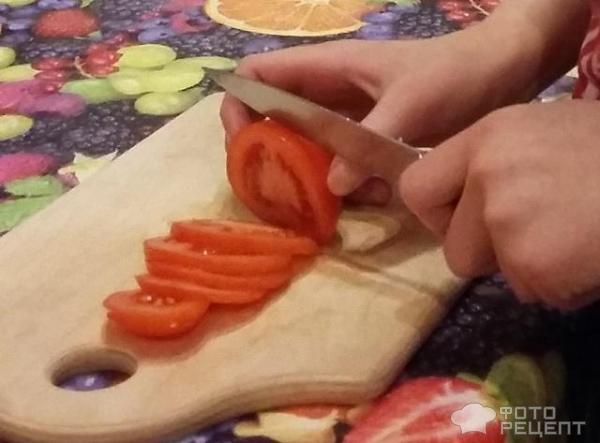 Нарезаем томат