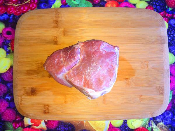 Подготавливаем мясо, моем и обрезаем все лишнее, в данном рецепте использовал свинину, но из говядины получается еще вкуснее-проверено.