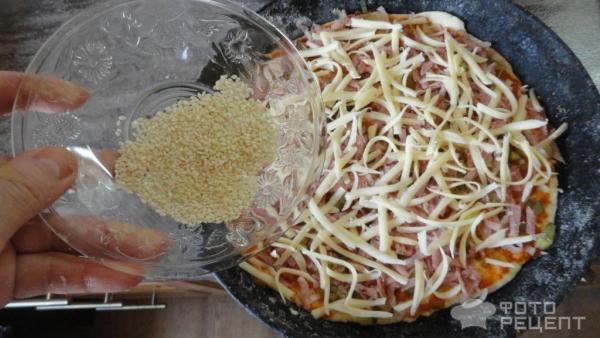 Пицца на сырно-колбасном тесте фото