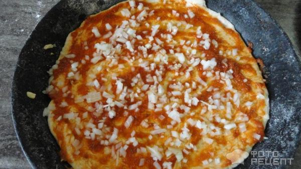 Пицца на сырно-колбасном тесте фото