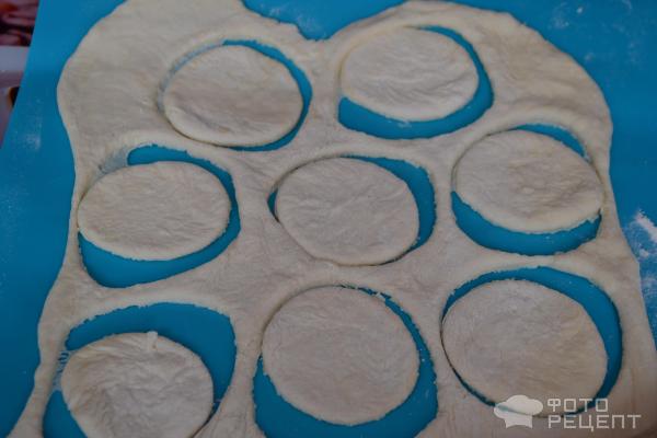 Пирожки бомбочки с соленым огурцом фото