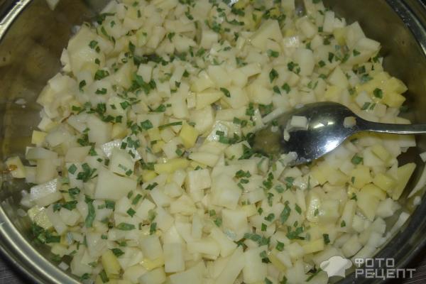 Добавляем зеленый лук в картофель