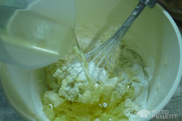 Добавляем растительное масло в тесто