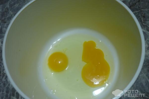 Два сырых куриных яйца