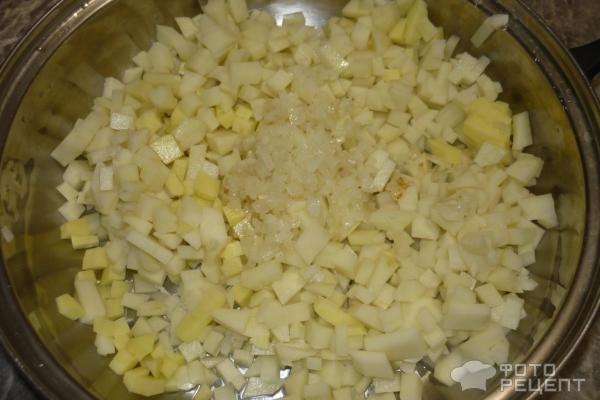 Добавляем пассерованный лук к нарезанному картофелю