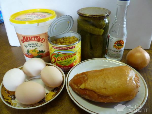 Слоеный салат с курицей, картофелем, солеными огурцами, грибами, яйцами