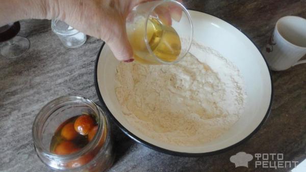 Пышки на тесте с помидорным рассолом, начиненные ассетинским сыром фото
