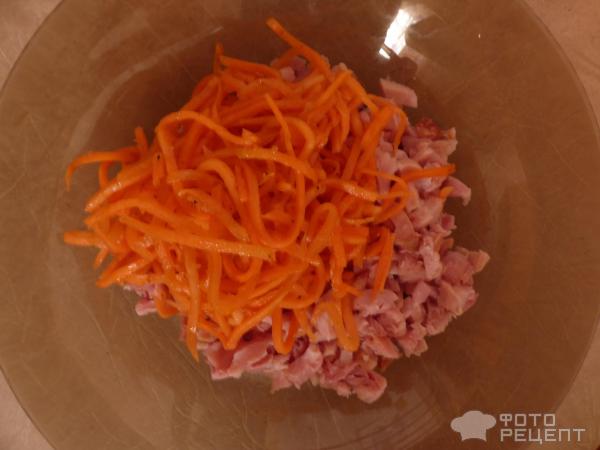 2. Салат с копченой курицей, сухариками и корейской морковью