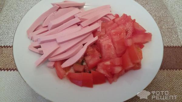 Цветная капуста с колбасой и помидорами фото