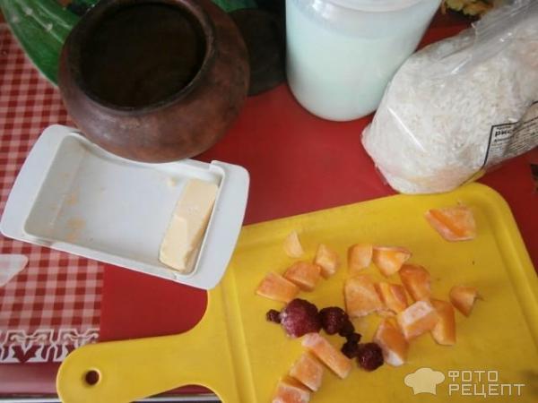 Каша рисовая с тыквой и ягодами в глиняном горшочке томленая в духовке фото