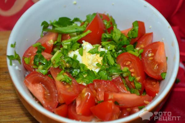 Салат с сыром, помидорами и яйцами фото