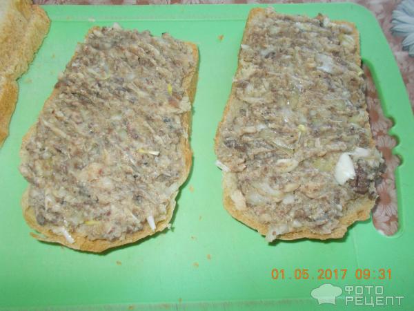 Бутерброды с рыбными консервами в духовке