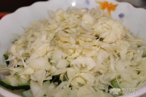 рецепт простого салата с фасолью, огурцом, капустой и яйцами