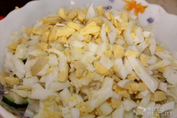 рецепт простого салата с фасолью, огурцом, капустой и яйцами