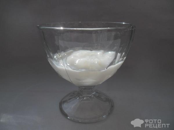 В креманку выкладываем белый слой киселя.