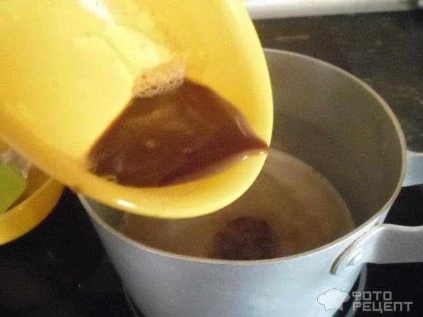 В кипящие молоко вводим разведенный кофе с крахмалом.
