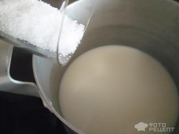 Готовим кофейный кисель. В кастрюлю наливаем молоко и добавляем сахар.