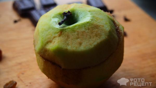Запеченное яблоко в слоеном тесте фото