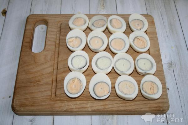 Рецепт: Закуска Фаршированные яйца, Селедочка в шубке