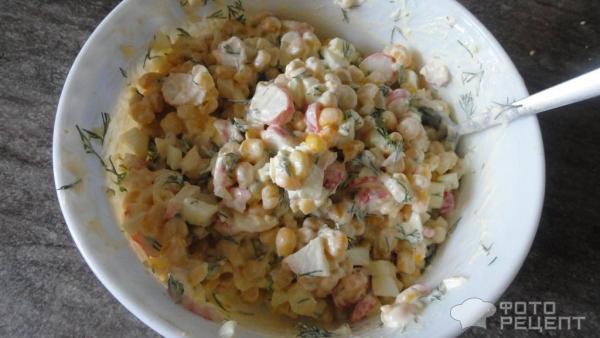 Быстрый салат с кукурузой и вареными яйцами фото