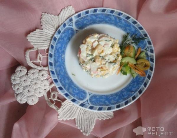 Быстрый салат с кукурузой и вареными яйцами фото