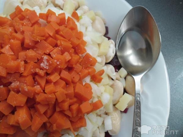 Слой моркови посолить и полить маслом подсолнечным.