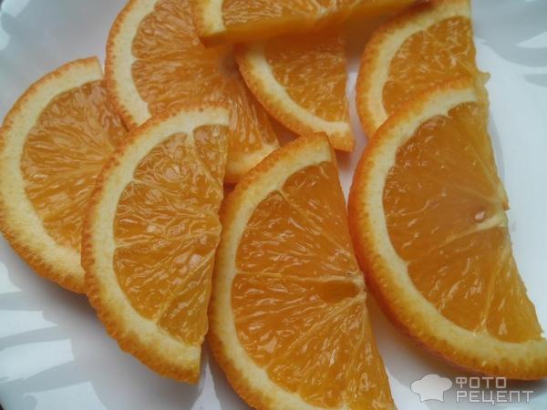 Апельсин порезать на пополам.