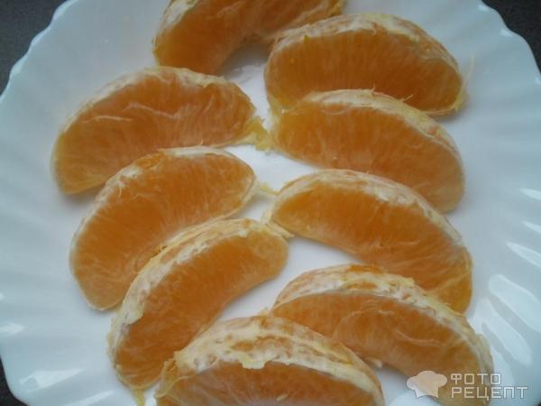 Разобрали апельсин на дольки.