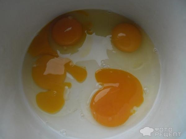 Разбить яйца в посуду.