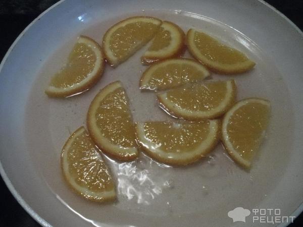 Положить апельсин в кипящий сироп.