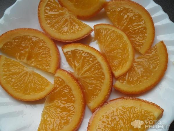 Переложили апельсин в тарелку.