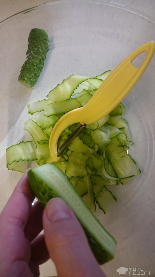 Сочный салат из спаржи с огурцами фото
