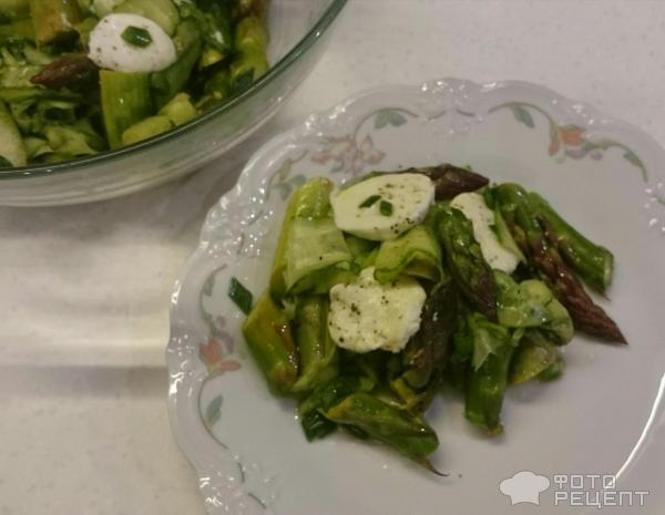 Сочный салат из спаржи с огурцами фото