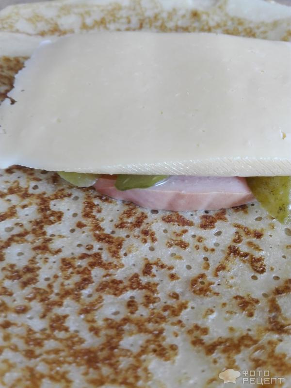 Блинные конвертики с колбаской, соленым огурчиком и сыром фото